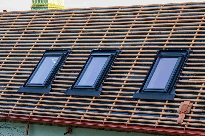 Installation de fenêtres de toit pour plus de lumière